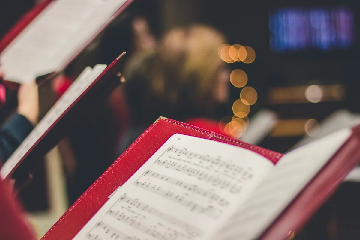 Partitura musical abierta durante un ensayo